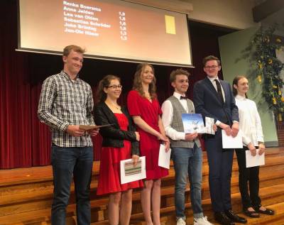 IGS Moormerland feiert ersten Abi-Jahrgang - Die Abiturienten mit einer 1 vor dem Komma bekamen von Dieter Baumann einen Tandemsprung geschenkt