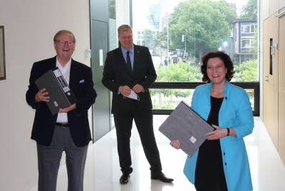 Unterschriftenbergabe in Hannover - Dieter Baumann, Ulf Thiele MdL und Dr. Carola Reimann