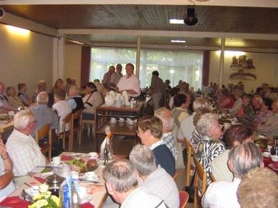 Unterwegs in der Region - Traditioneller Ausflug des Ortsrates mit Warsingsfehntjer Senioren. Besonders beliebt: die Verlosung!